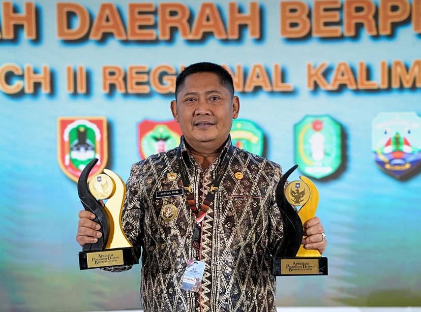 Bupati HST Terima Dua Penghargaan, Torehkan Prestasi di Bidang Hunian dan Pendidikan