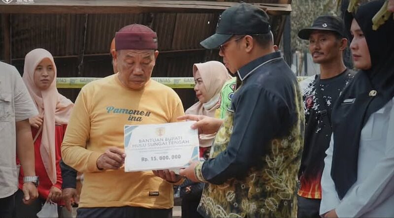 Pemkab HST Sigap! Salurkan Cepat Bantuan Kebakaran di Desa Tabudarat Hilir, Lima Rumah Ludes Terbakar