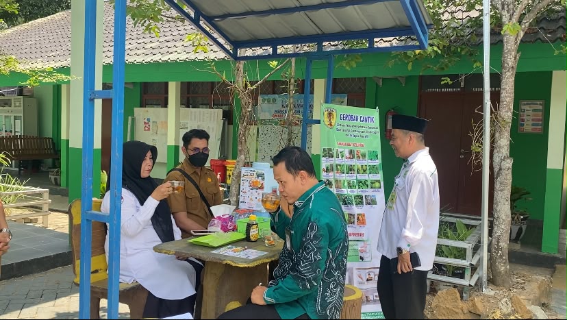 Pemkab HST Ikut Kunjungi MTsN 5 HST Pamerkan “Gerobak Cinta”, Minuman Rempah dari TOGA Madrasah