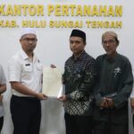 Perkuat Kepastian Hukum Aset Keagamaan, Kantor Pertanahan HST Serahkan Sertipikat Tanah Wakaf dan Koordinasikan Sertipikasi Aset PCNU