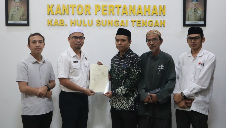 Perkuat Kepastian Hukum Aset Keagamaan, Kantor Pertanahan HST Serahkan Sertipikat Tanah Wakaf dan Koordinasikan Sertipikasi Aset PCNU