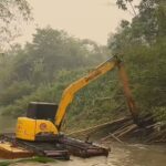 Atasi Sumbatan Pascabanjir, Pemkab HST Turunkan Alat Berat Untuk Bersihkan Aliran Sungai