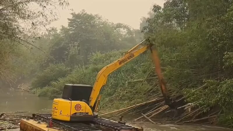 Atasi Sumbatan Pascabanjir, Pemkab HST Turunkan Alat Berat Untuk Bersihkan Aliran Sungai