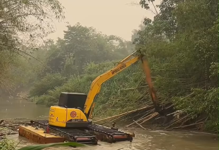 Atasi Sumbatan Pascabanjir, Pemkab HST Turunkan Alat Berat Untuk Bersihkan Aliran Sungai
