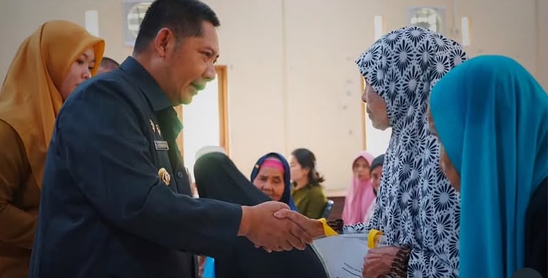 Pemkab HST Salurkan Bansos untuk 57 Lansia dan Penyandang Disabilitas di Hantakan