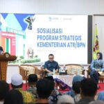 Sosialisasi Program Strategis ATR/BPN di HST, Ketua Komisi II DPR RI Serahkan Sertipikat PTSL, Tanah Wakaf, dan BMN
