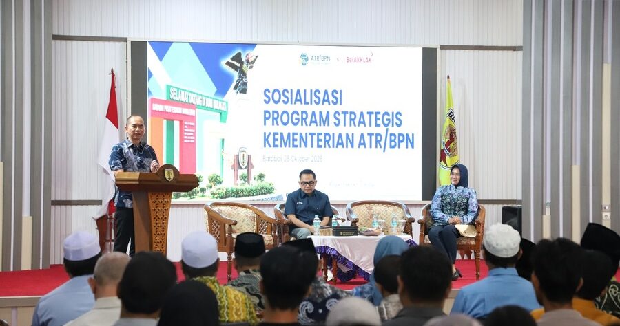 Sosialisasi Program Strategis ATR/BPN di HST, Ketua Komisi II DPR RI Serahkan Sertipikat PTSL, Tanah Wakaf, dan BMN